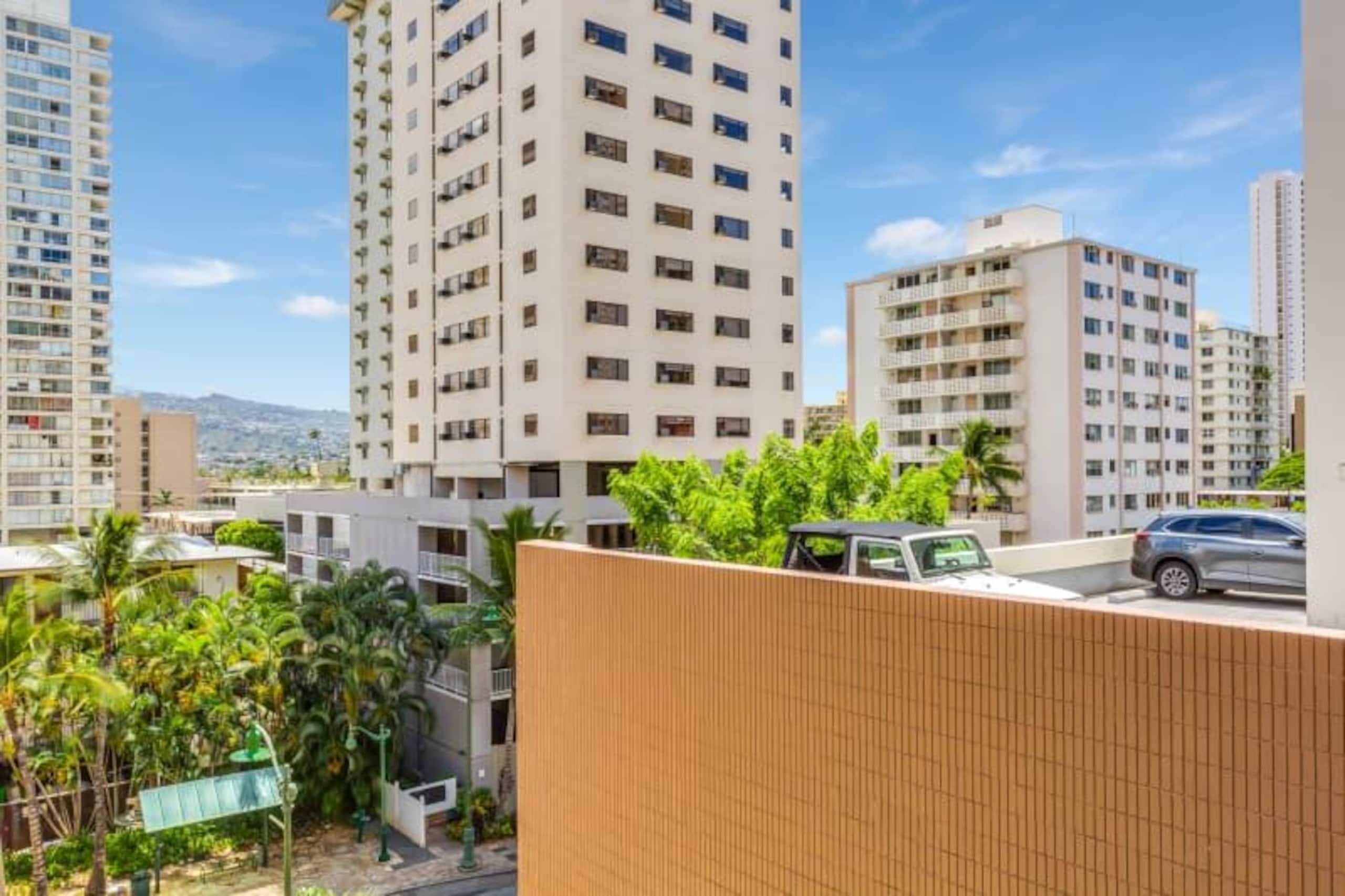 Condo in Honolulu · ★4.0 · Studio · 2 beds · 1 private bath - Image 5