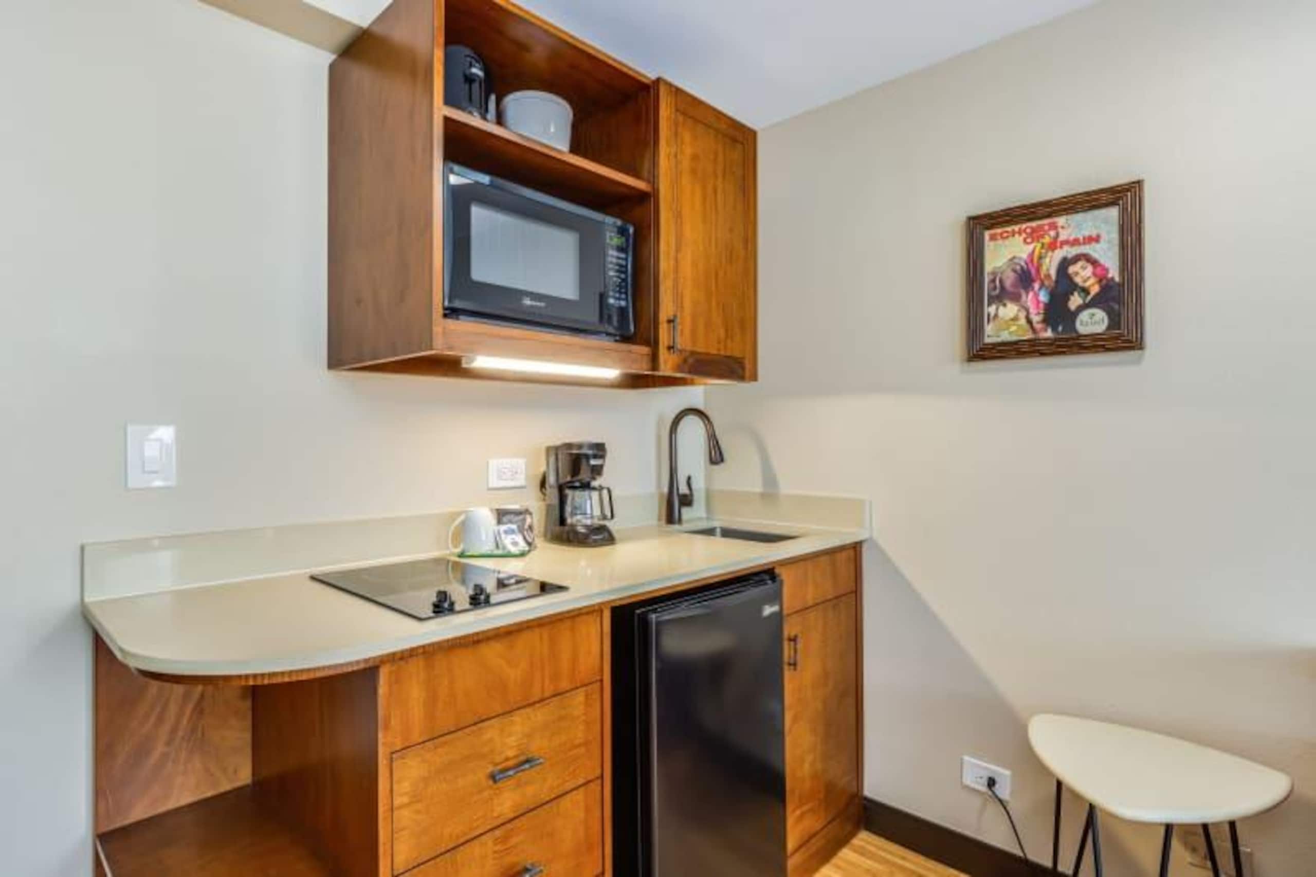 Condo in Honolulu · ★4.0 · Studio · 2 beds · 1 private bath - Image 2