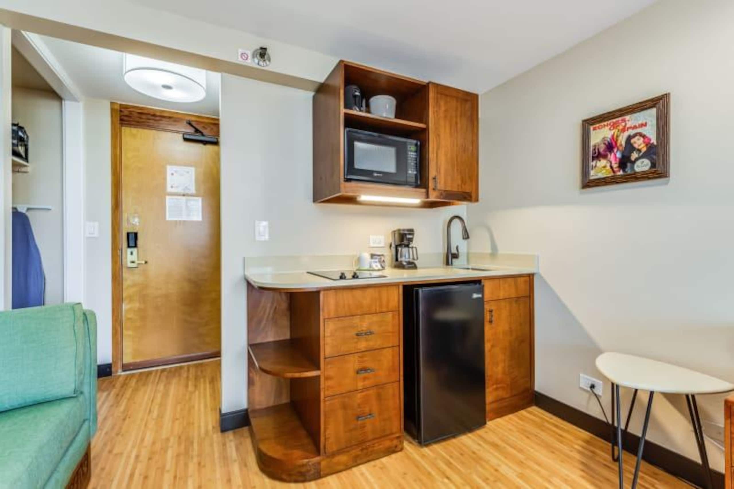 Condo in Honolulu · ★4.0 · Studio · 2 beds · 1 private bath - Image 16