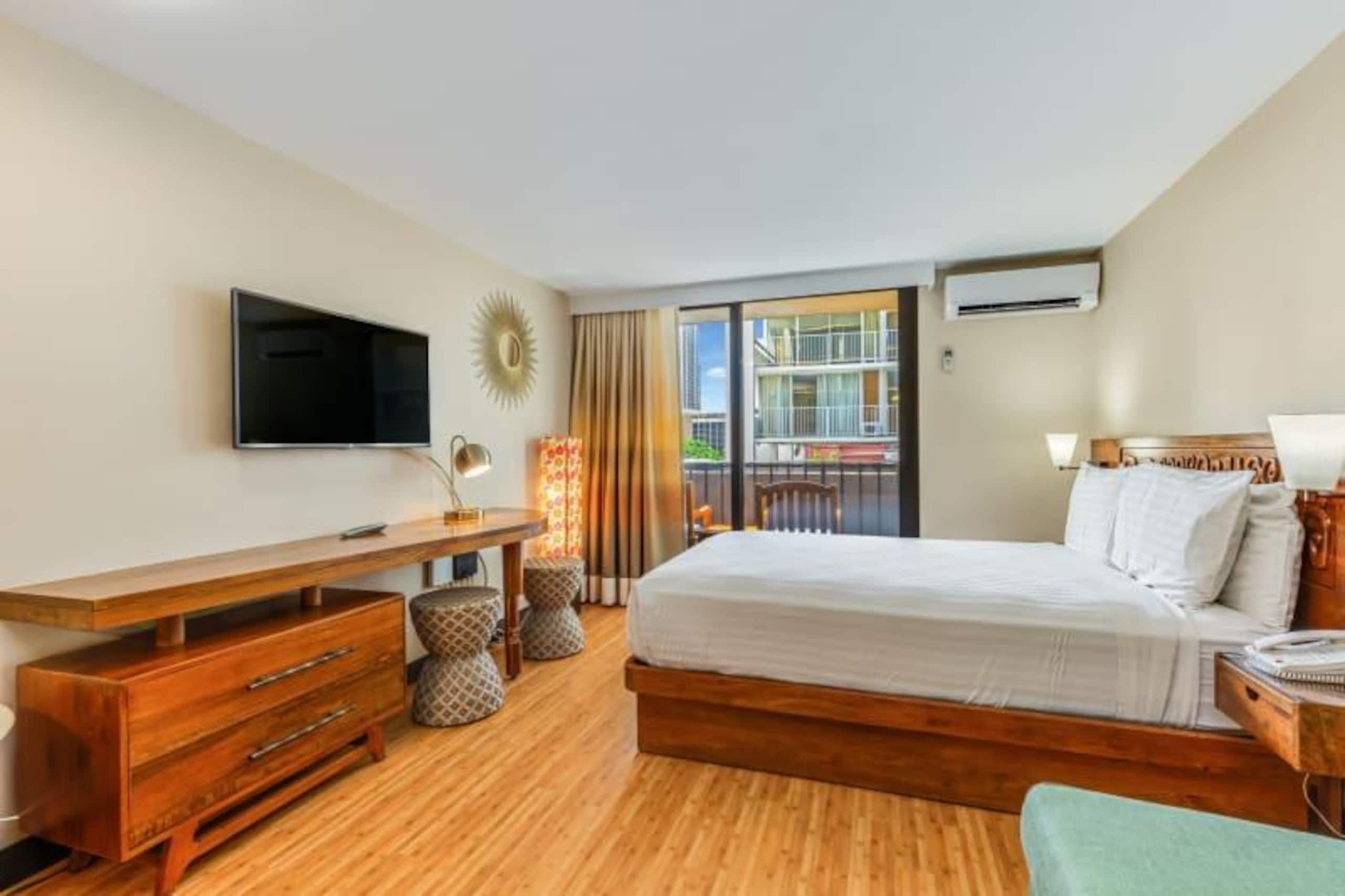 Condo in Honolulu · ★4.0 · Studio · 2 beds · 1 private bath - Image 11