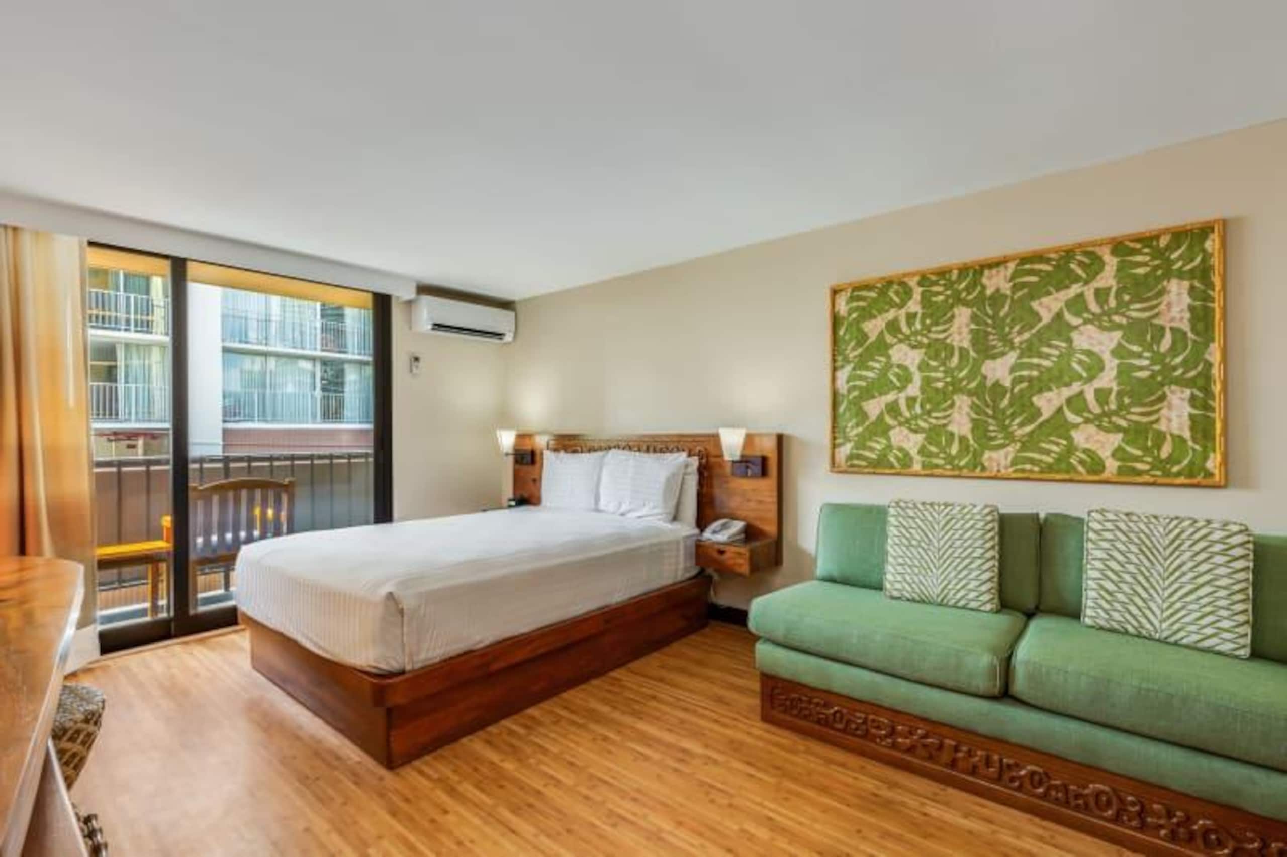 Condo in Honolulu · ★4.0 · Studio · 2 beds · 1 private bath - Image 12
