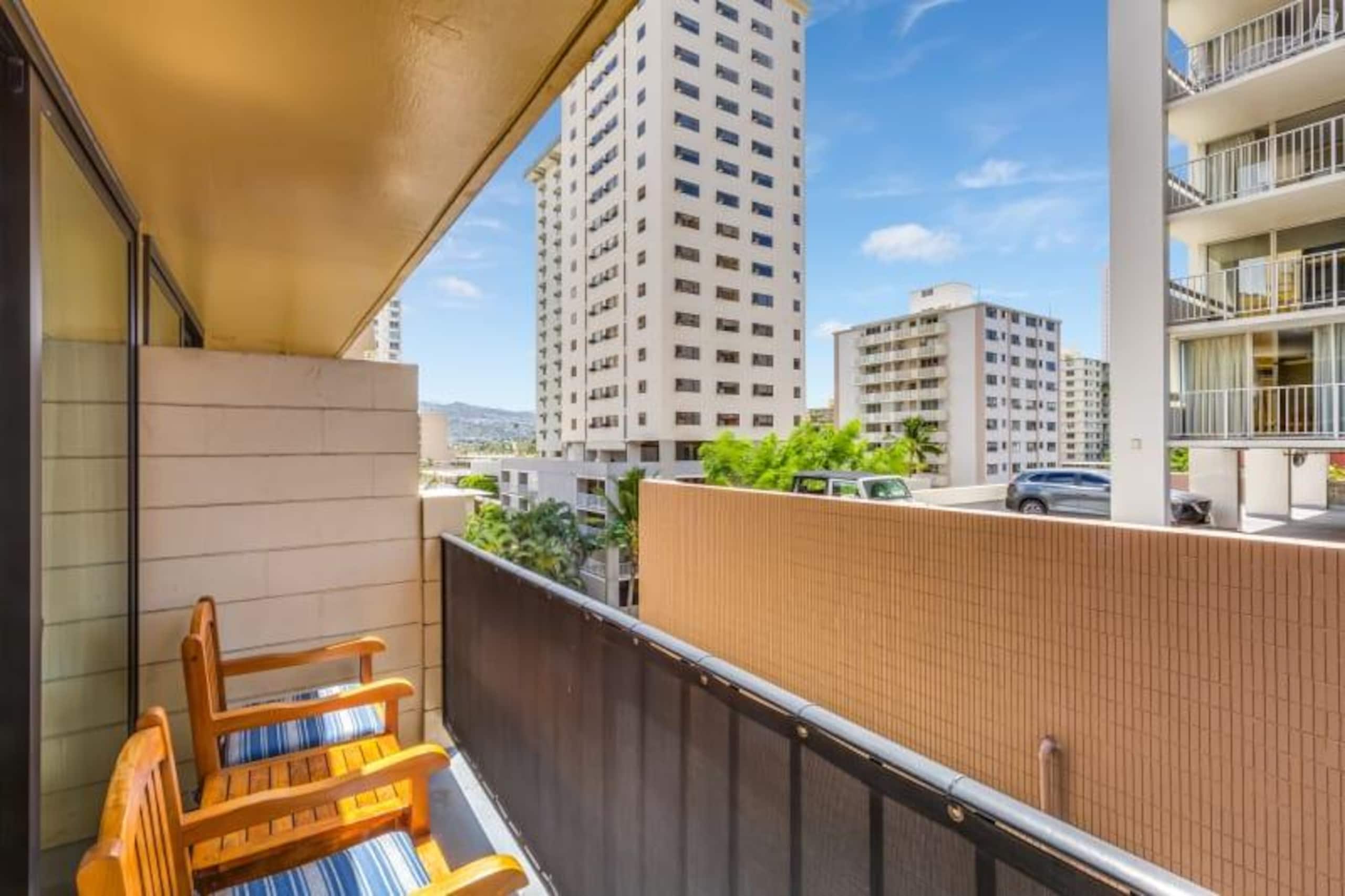 Condo in Honolulu · ★4.0 · Studio · 2 beds · 1 private bath - Image 9