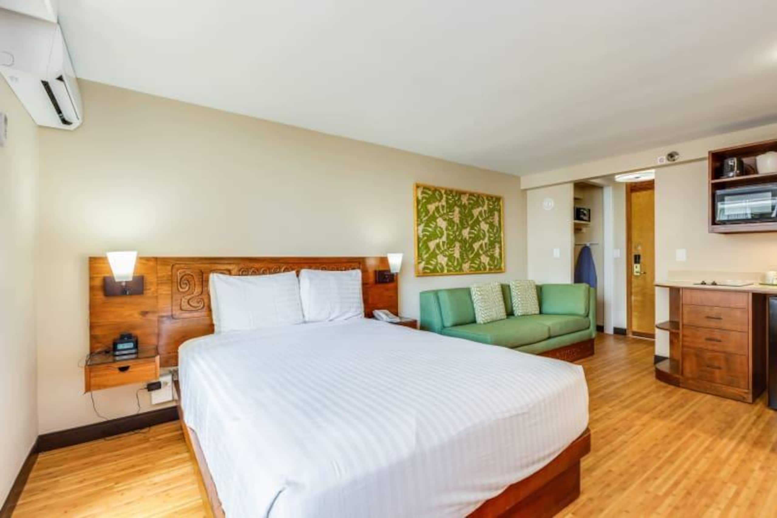 Condo in Honolulu · ★4.0 · Studio · 2 beds · 1 private bath - Image 6