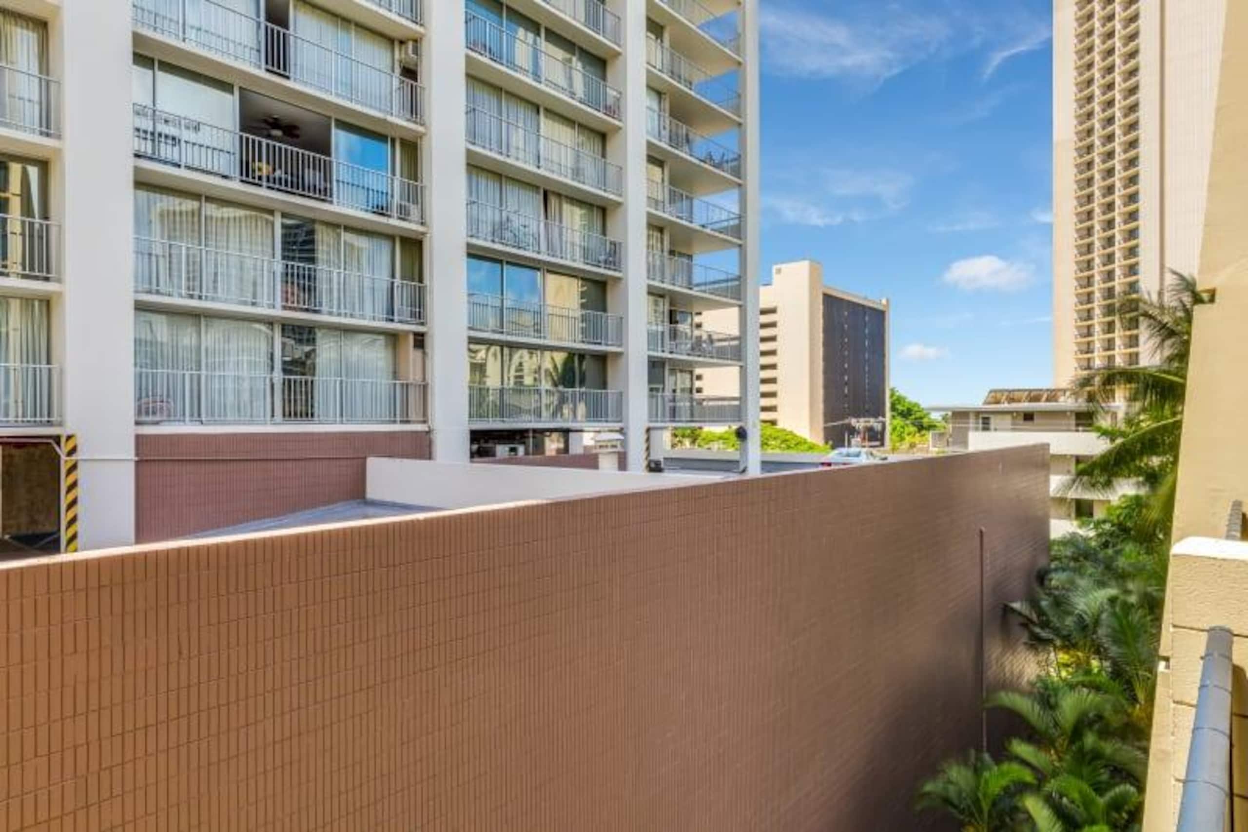 Condo in Honolulu · ★4.0 · Studio · 2 beds · 1 private bath - Image 10