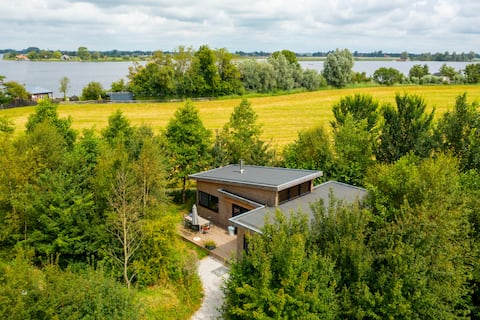 Lakefront Nature House in Friesland: Sweltsje