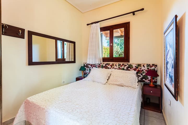 Დაისვენეთ პირველ სართულზე მდებარე მთავარ საძინებელში