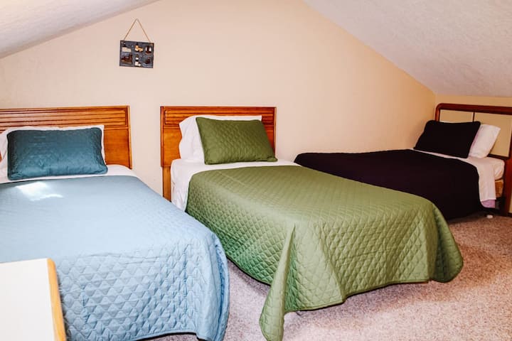 Ლოფტის საძინებელი 4 საწოლით