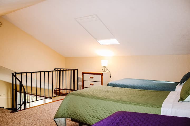 ห้องนอนสไตล์ลอฟท์พร้อมเตียง 4 เตียง