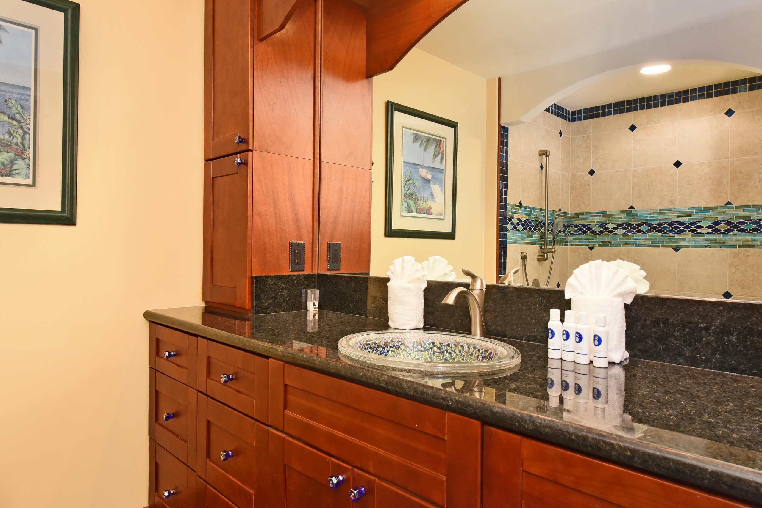 Condo in Lahaina · ★4.47 · 2 bedrooms · 2 beds · 2 baths - Image 18