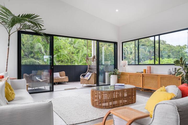 Melaleuca – luxury 4BR retreat with pool gallery image 3