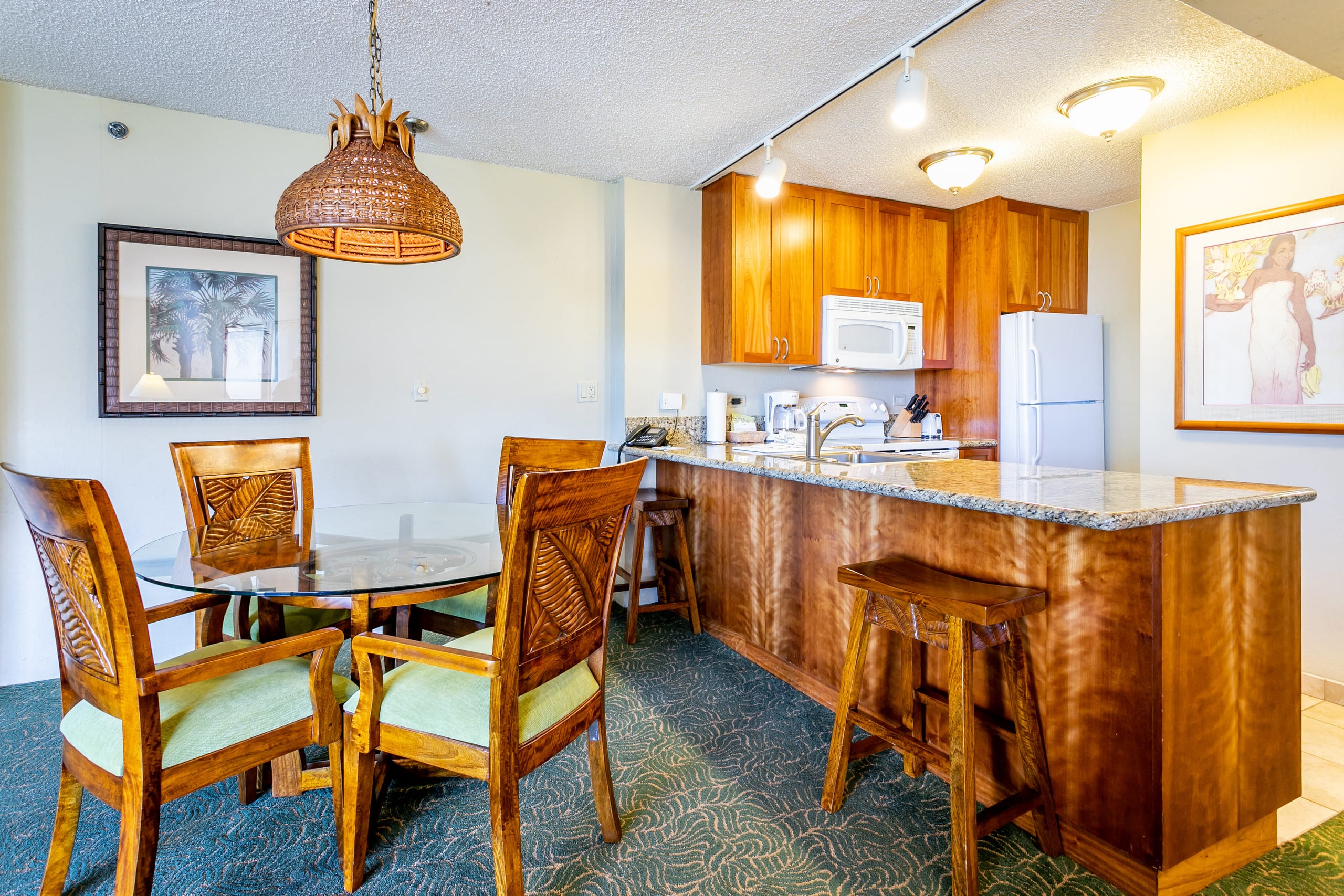 Condo in Lahaina · ★5.0 · 1 bedroom · 2 beds · 1 shared bath - Image 4