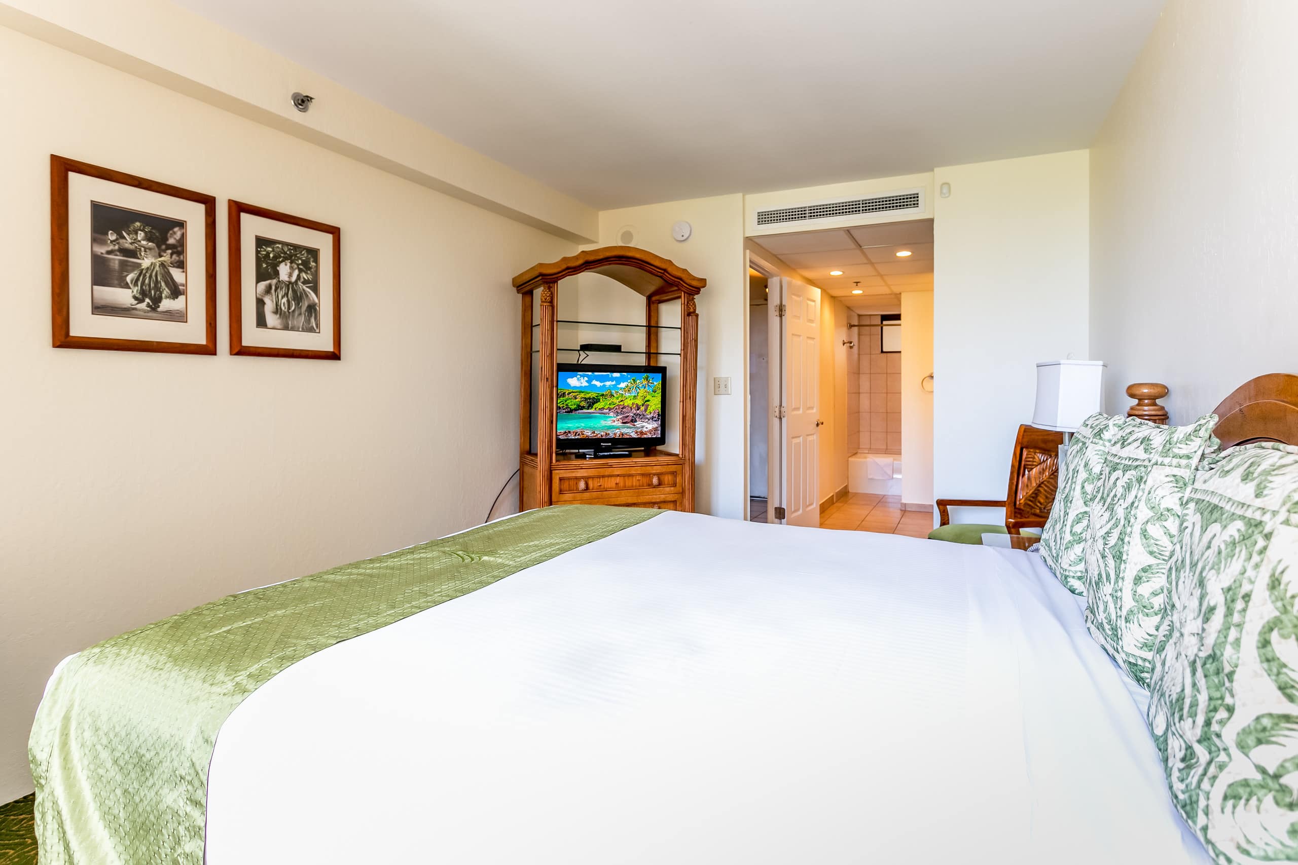 Condo in Lahaina · ★4.82 · 2 bedrooms · 4 beds · 2 shared baths - Image 14