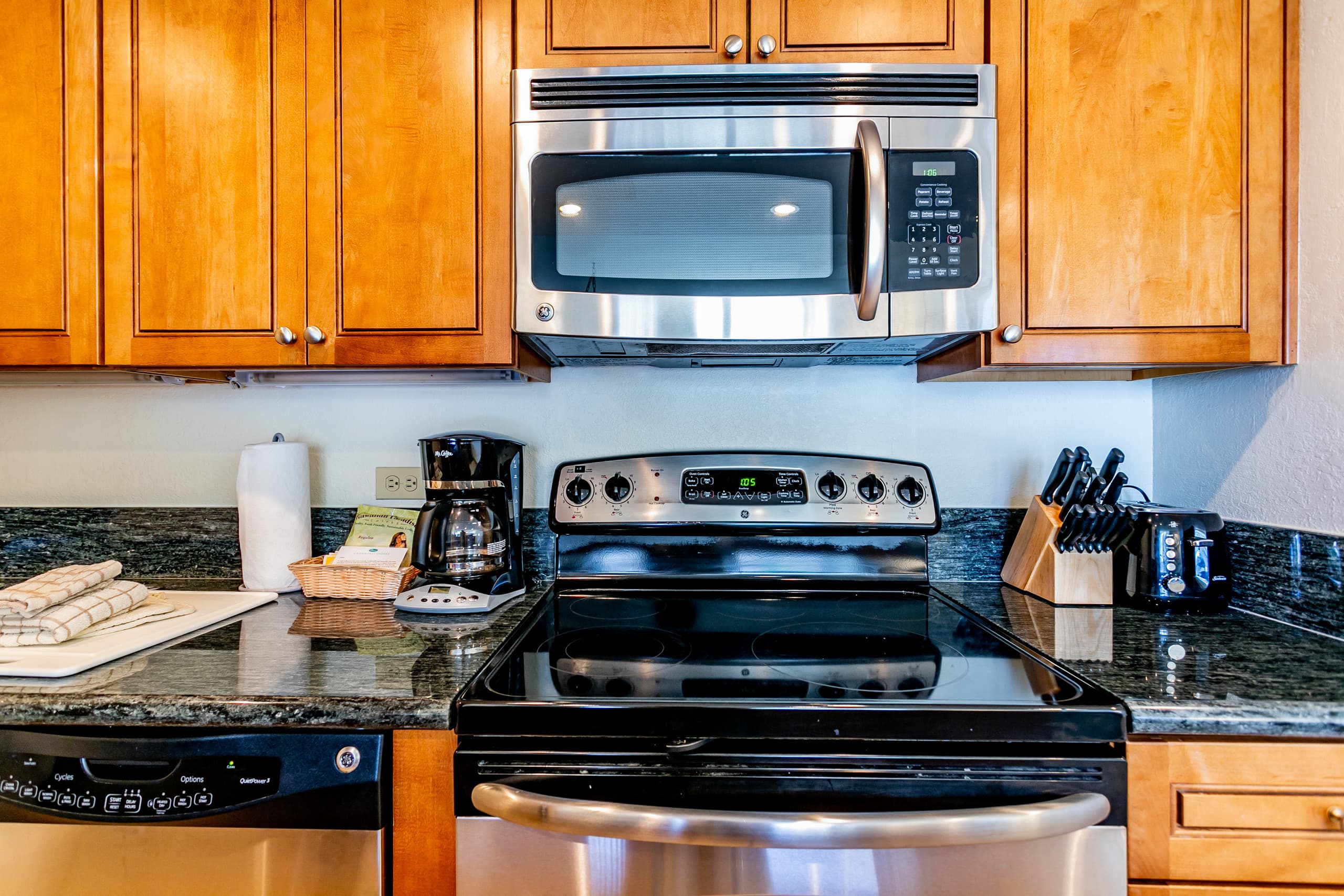 Condo in Lahaina · ★4.82 · 2 bedrooms · 4 beds · 2 shared baths - Image 10
