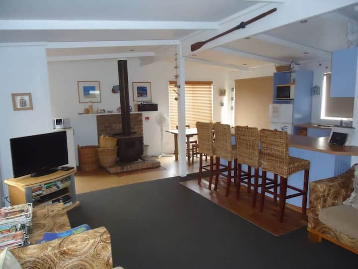 Paris12 situated on the side of Venus Bay Houses for Rent in