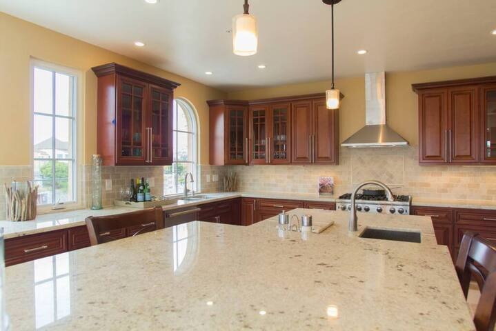 Luxurious Sea Crest Oceanview Villa- by Main Beach gallery image 5