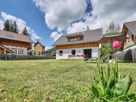 Detached chalet with garden and ski storage