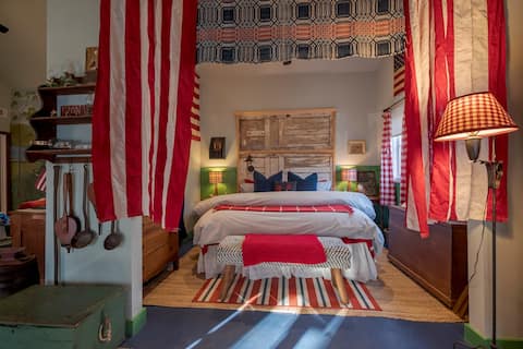 Super Adorable Cottage + Fire pit + King Bed!