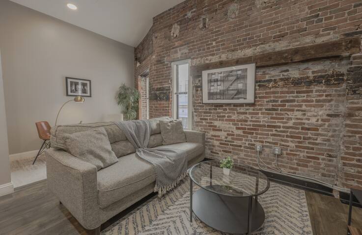 Luxury Furnished Loft near Park Street Station gallery image 4