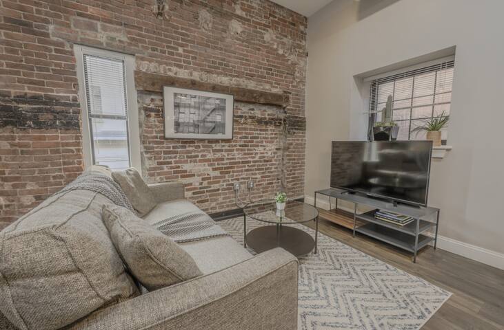 Luxury Furnished Loft near Park Street Station gallery image 2