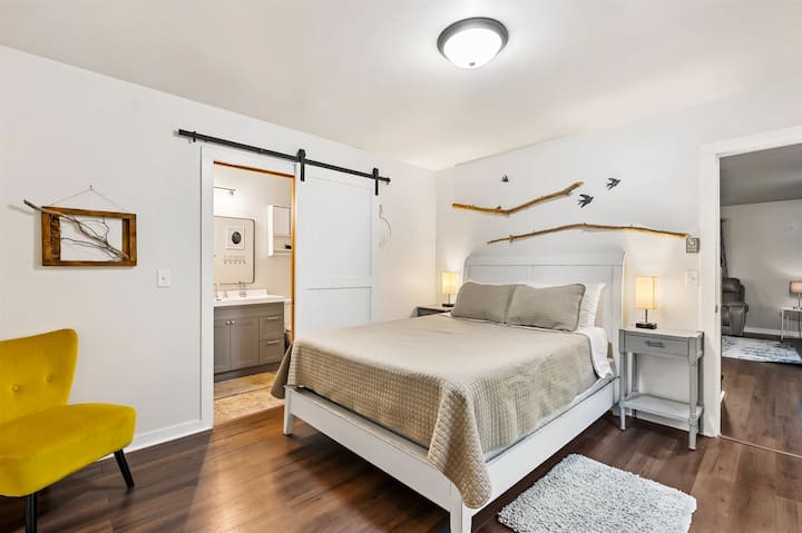 Იატაკის მთავარი საძინებელი Queen-ის საწოლით, რომელიც პირდაპირ აბაზანა-ტუალეტში შედის.