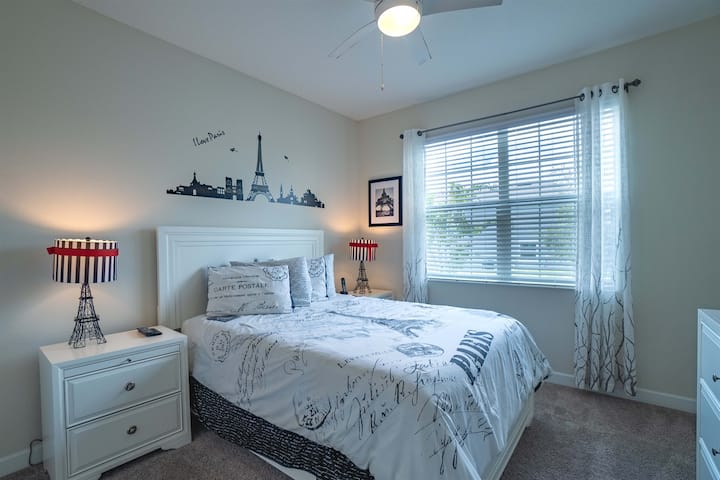 BR 3: Manželská posteľ na prízemí s televízorom