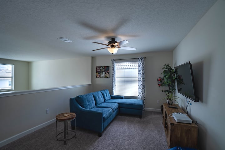 Podkrovie na poschodí na sledovanie televízie alebo zápasu