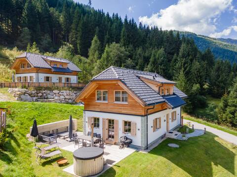 Detached chalet with sauna, hottub & loungeset