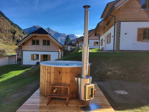Detached chalet with sauna, hottub & loungeset