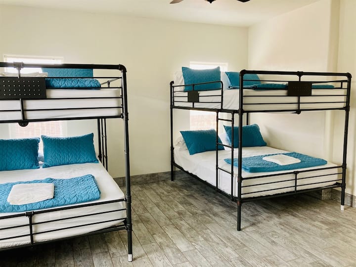 Chumba cha ghorofa kilicho na malkia wawili juu ya vitanda vya malkia