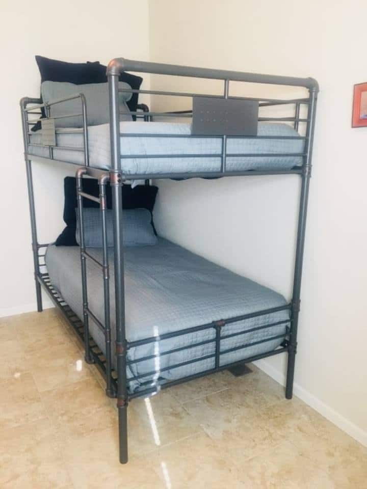 Chumba cha ghorofa kilicho na twin juu ya twin na queen juu ya queen