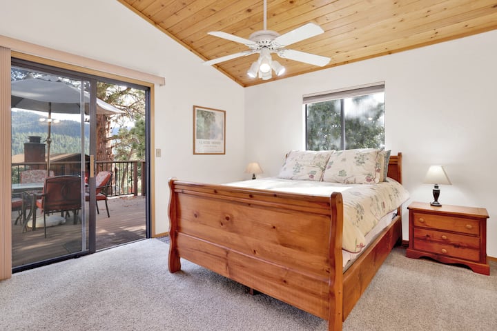 Dormitorio tranquilo en la cabaña con ropa de cama lujosa y hermosas vistas, ideal para noches de descanso, mañanas acogedoras y una escapada relajante a la montaña.