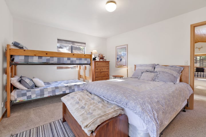 Dormitorio tranquilo en la cabaña con ropa de cama lujosa y hermosas vistas, ideal para noches de descanso, mañanas acogedoras y una escapada relajante a la montaña.
