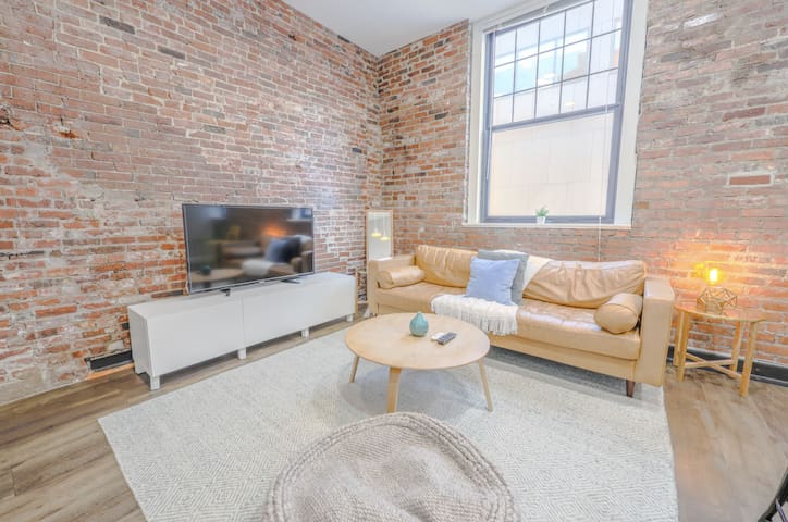 Centrally Located Luxurious Loft | Walk Anywhere! gallery image 2