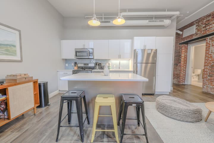 Centrally Located Luxurious Loft | Walk Anywhere! gallery image 4