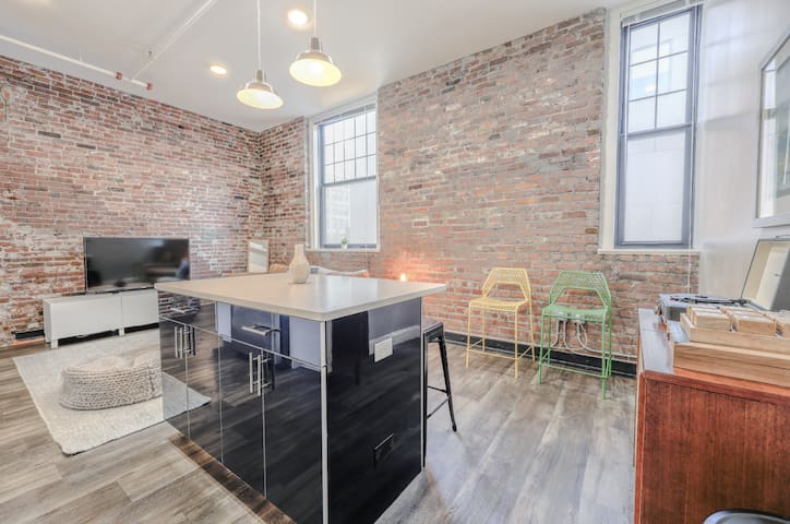 Centrally Located Luxurious Loft | Walk Anywhere! gallery image 3