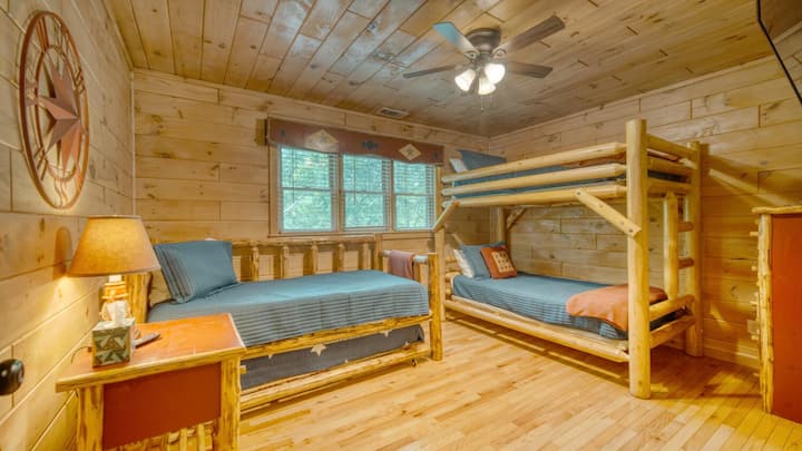 Ორსართულიანი ოთახი გამოსაწევი თასითა და სმარტ-ტელევიზორით