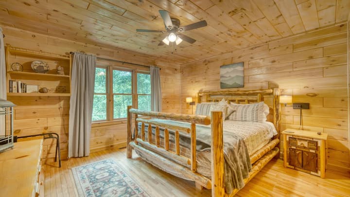 Ძირითადი საძინებელი დიდი საწოლით, ჭკვიანი ტელევიზორით და სანაპიროს ხედით