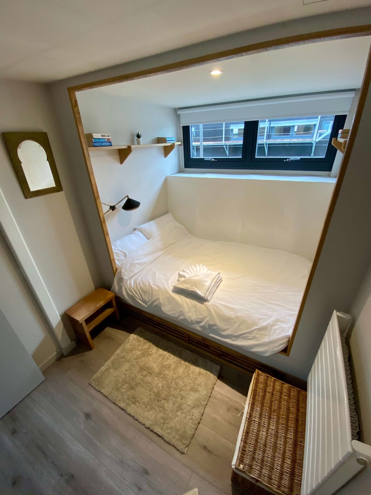 Izba s malou manželskou posteľou