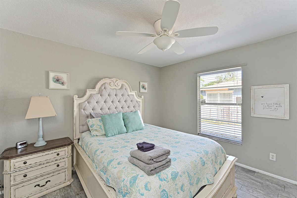 Druga spavaća soba s rustikalnim namještajem i mnoštvom prirodnog svjetla