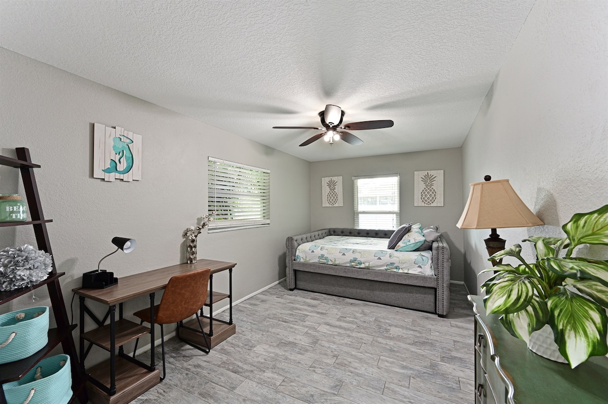 Treća spavaća soba s namjenskim radnim stolom (za osobe koje rade), krevetom na izvlačenje (Queen & Full) i ormarom!