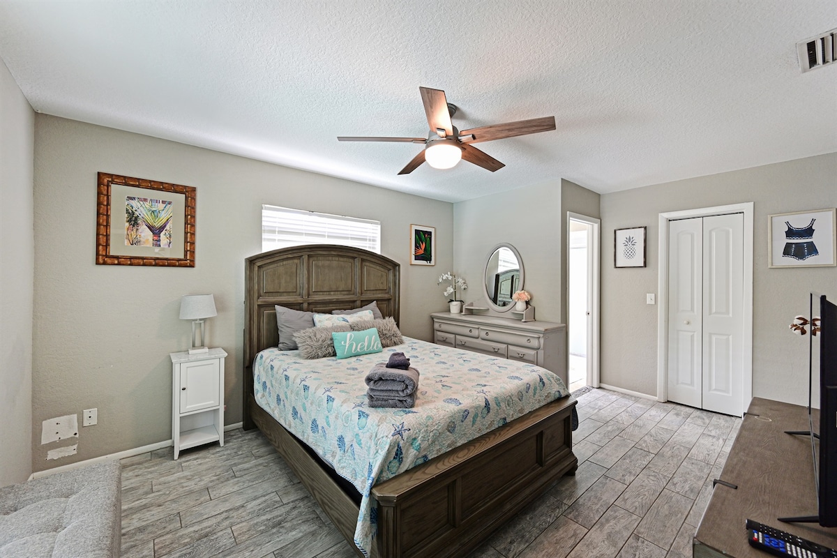 Prekrasna glavna spavaća soba s Smart TV-om i glavnom kupaonicom