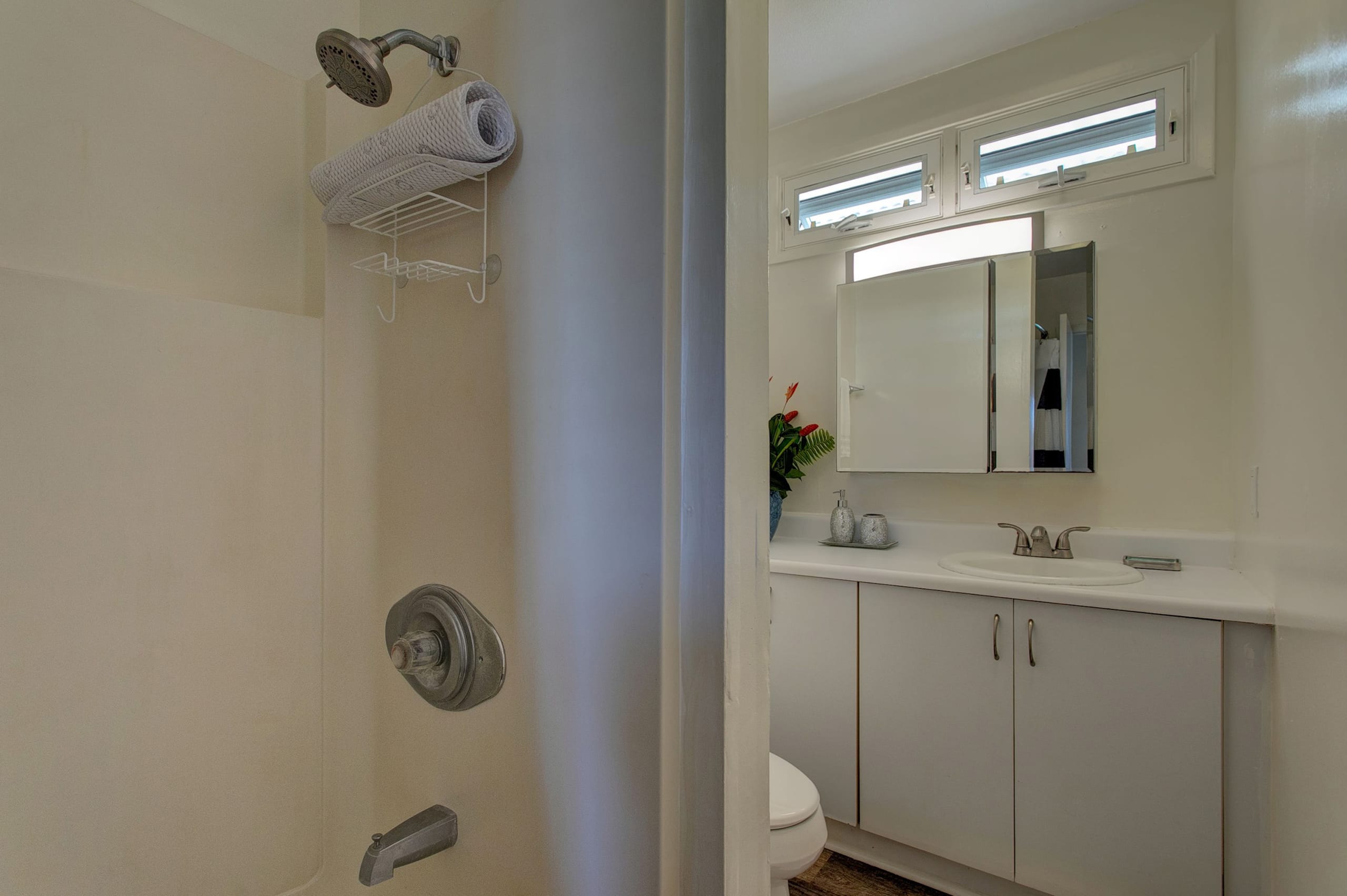 Home in Hilo · ★4.7 · 3 bedrooms · 3 beds · 2 shared baths - Image 16