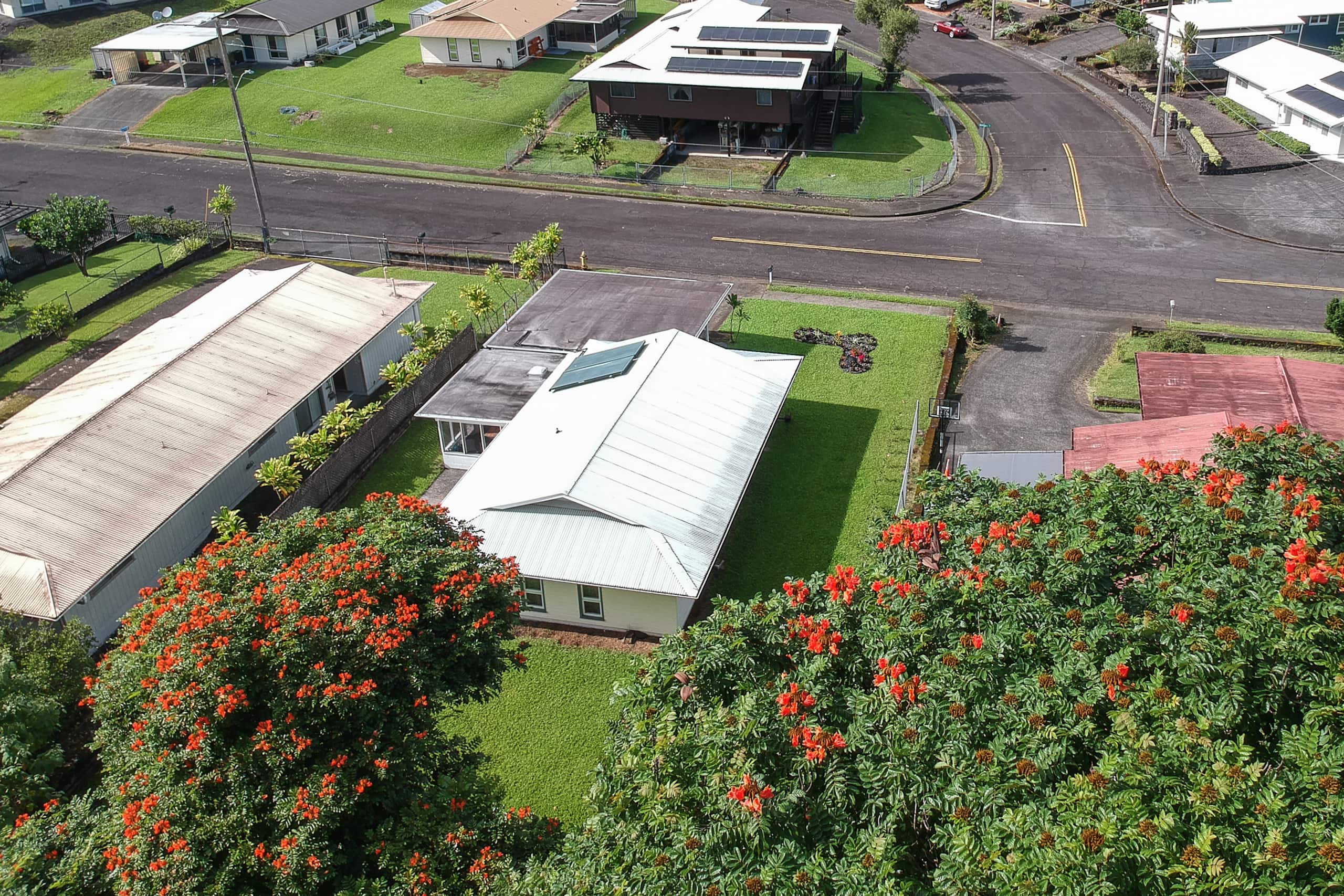 Home in Hilo · ★4.7 · 3 bedrooms · 3 beds · 2 shared baths - Image 23