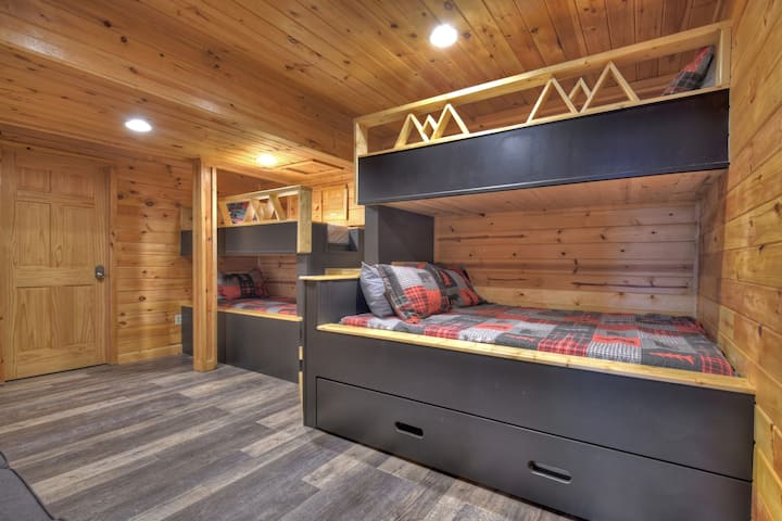 Soba s krevetima na kat. Dva jednokrevetna kreveta na kat, jedan jednokrevetni krevet na kat i jedan bračni krevet, plus jedan pomoćni krevet na izvlačenje.  U sobi na kat može spavati 6 osoba.