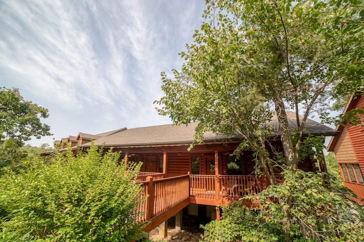 Walk-in Cedar Cabin With Walk-in Shower, Gas Fireplace, & Covered Balcony. Golf/ticket Discounts - Table Rock Lake