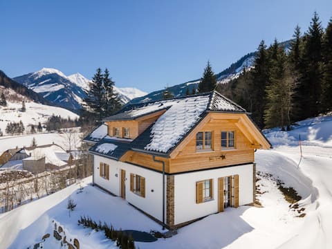 Leistungsstarkes Airbnb: Luxury chalet with 2 terraces, sauna and stove in Irdning Donnersbachtal