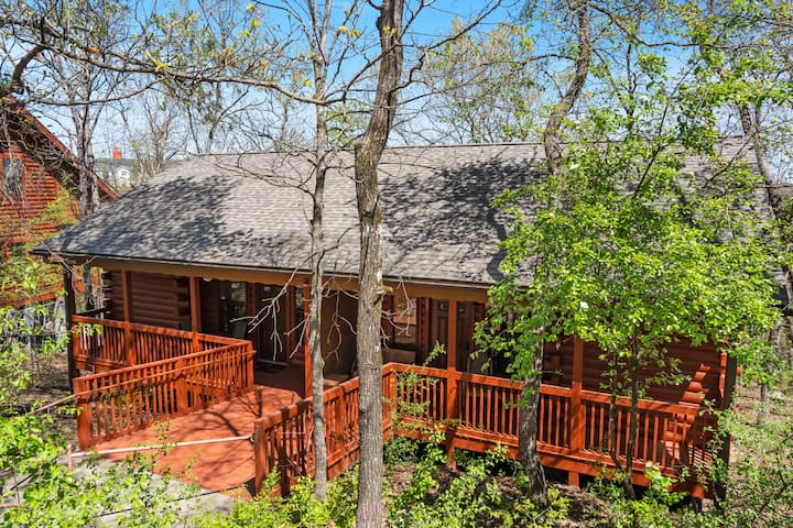 Romantic Studio Cabin With Fireplace & Wooded Deck - Missouri