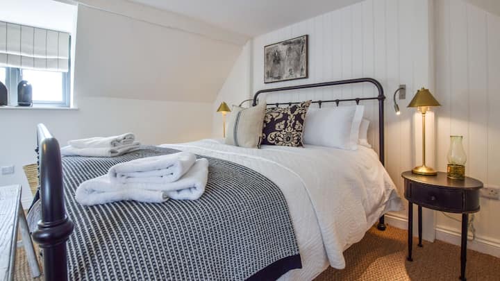 Dormitorio 1 con baño en suite, Brown 's Cottage, Bolthole Retreats