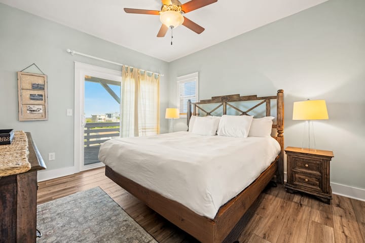 加大双人床套房，可通往甲板，位于三楼