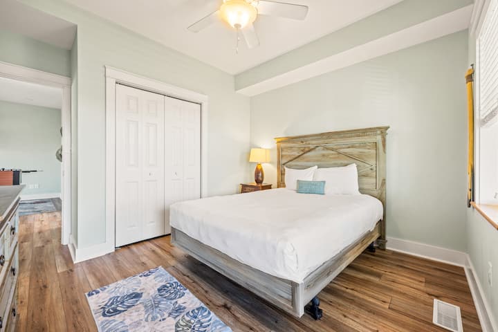 二楼带露台的标准双人床卧室